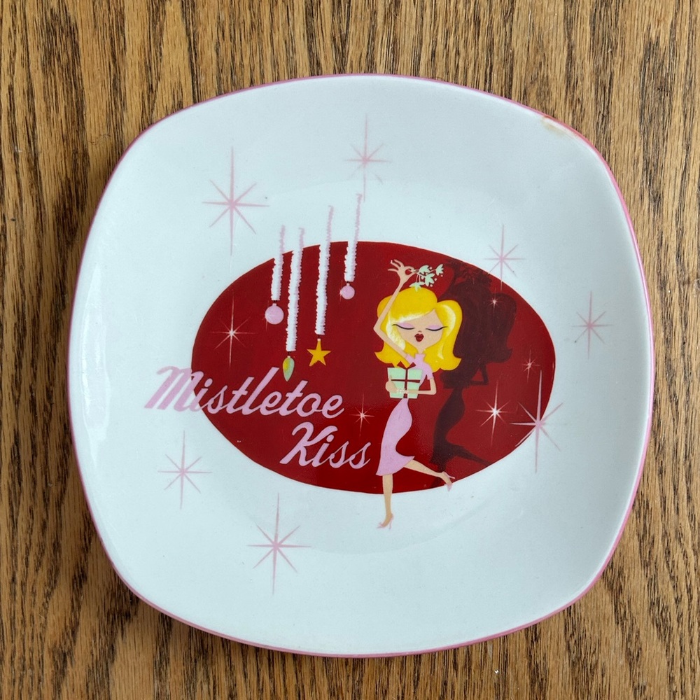 Sakura Christmas Cuties Mistletoe Kiss Holiday plate MCM style